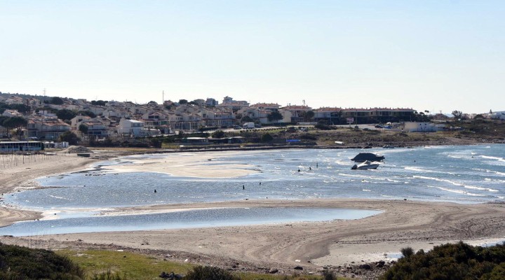 Çeşme de deniz çekildi, tekneler karaya oturdu