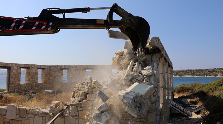 Çeşme de o taş bina yıkıldı