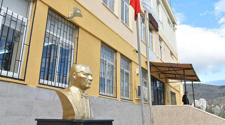 Çiğli Belediyesi’nden okullara Atatürk büstü