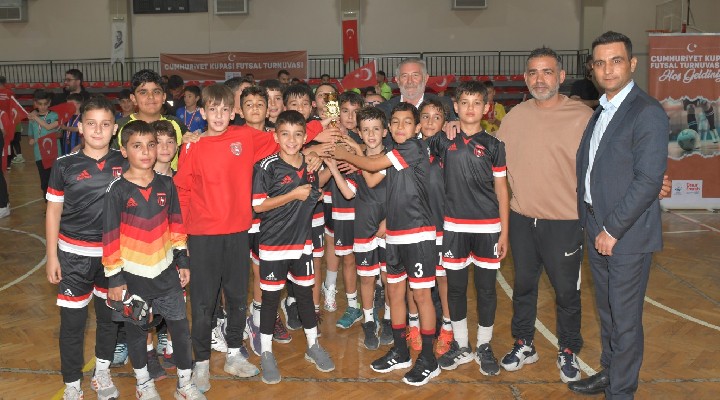 Çiğli de cumhuriyet coşkusu futsal sahasına taşındı