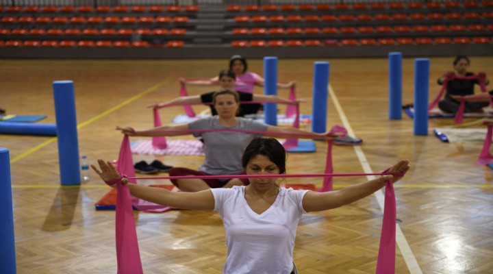 Çiğlili kadınlar pilates kursunda buluşuyor