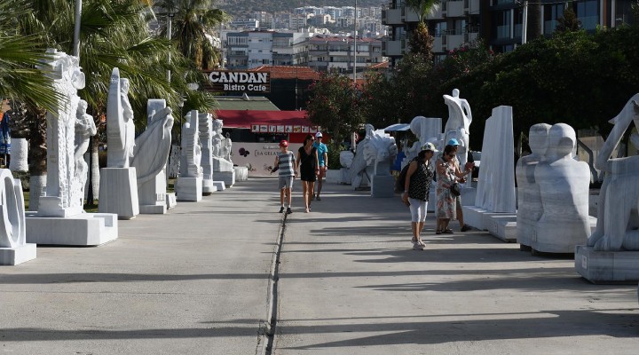 Cumhuriyetin 100. yılına özel heykeller Kuşadası nda..