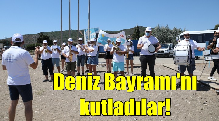 Deniz Bayramı na plajda bandolu kutlama!