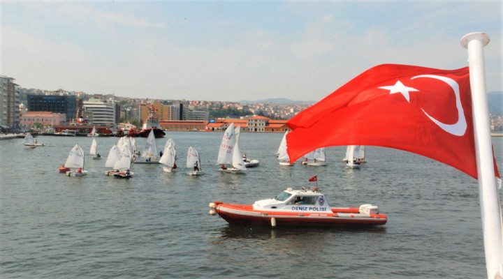 Denizlerde ayyıldızlı bayrak daha yukarı!