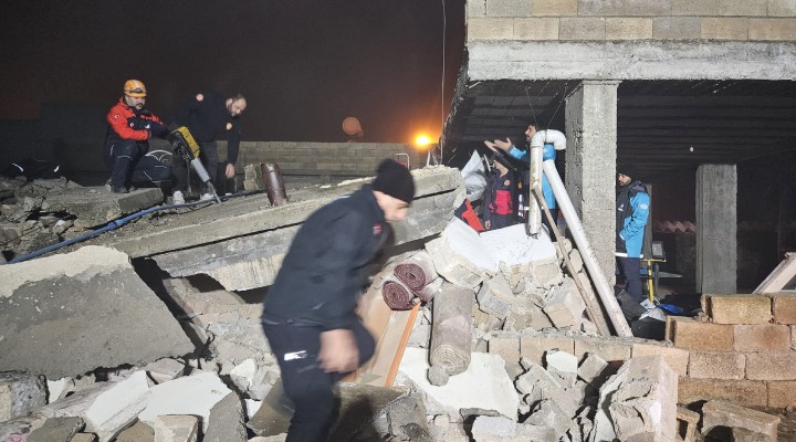 Depremde hasar alan ev çöktü: 2 ölü, 8 yaralı!