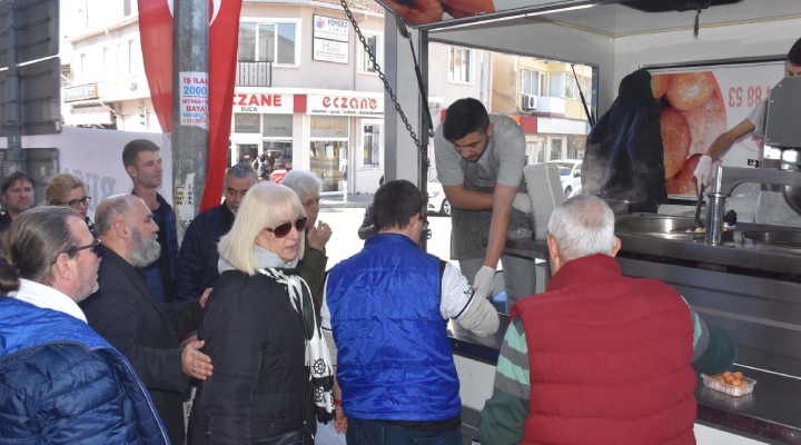 Depremde hayatını kaybedenler için lokma döküldü