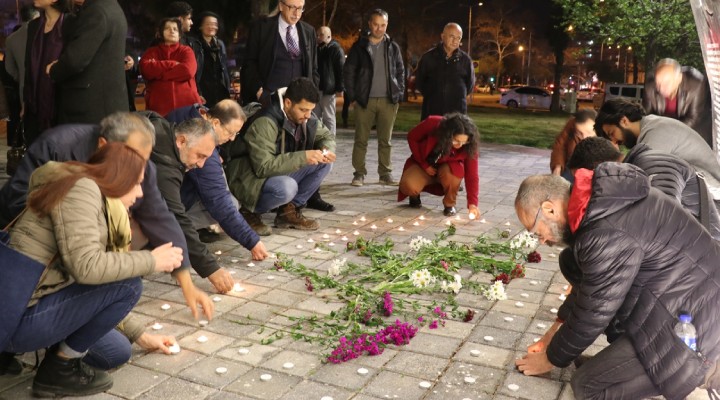 Depremde yaşamını yitirenler İzmir de anıldı