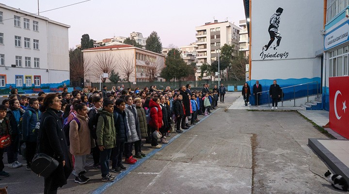 Depremde yaşamını yitirenler için okullarda saygı duruşu...