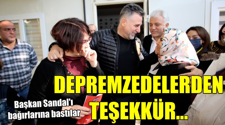 Depremzedeler Başkan Sandal ı bağrına bastı...