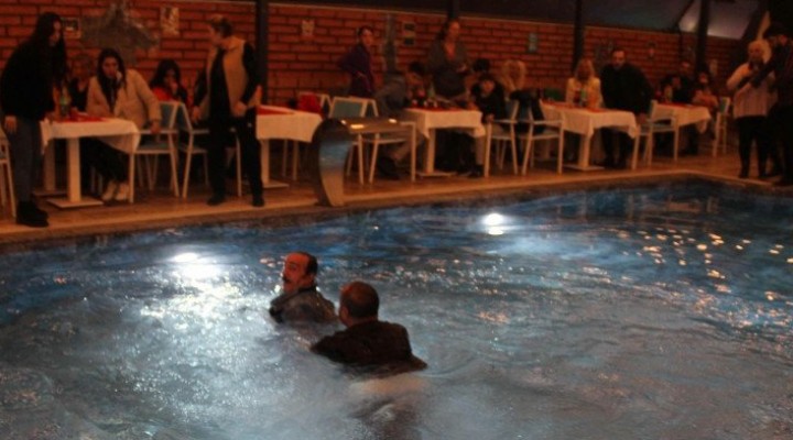 Depremzedeler için sahneye çıkan Mustafa Keser havuza düştü!