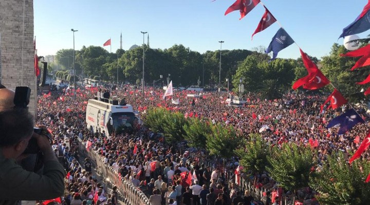 Devir teslimde mahşeri kalabalık... İmamoğlu halka seslendi