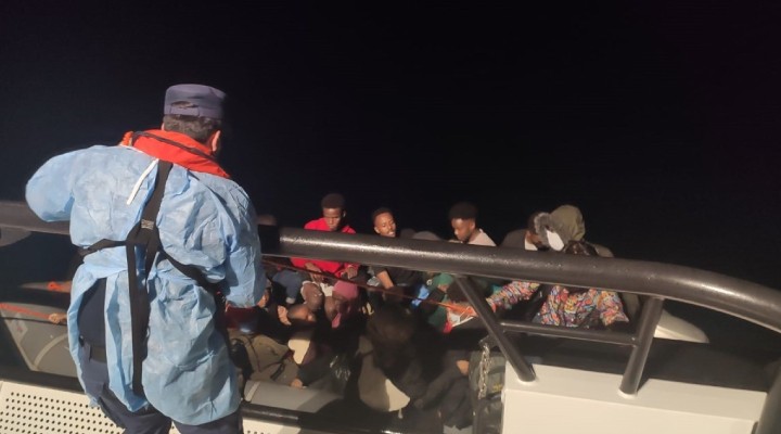 Dikili de 23 kaçak göçmen kurtarıldı