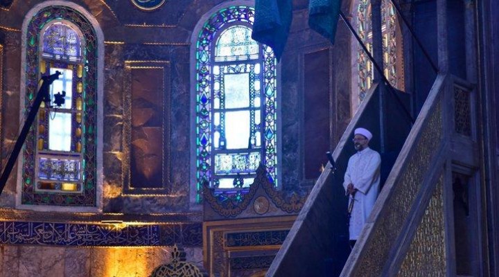 Diyanet İşleri Başkanı Ali Erbaş bayram hutbesine de kılıç ile çıktı