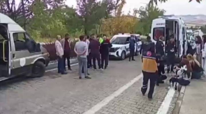 Dolmuş, kampüste ağaca çarptı; 13 öğrenci yaralı!