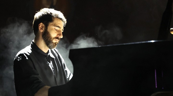 Dünyaca ünlü piyanist İzmir de ayakta alkışlandı