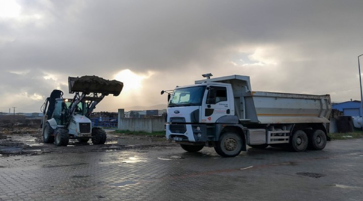 Efeler in ekipleri kamu kurumunun döktüğü molozları temizledi