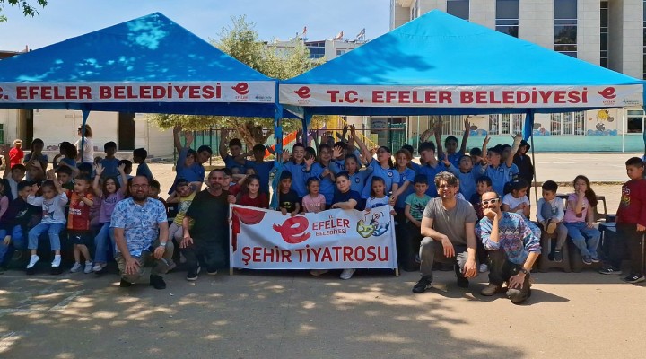 Efeler in sanatçıları çocuklar için sahneye çıktı