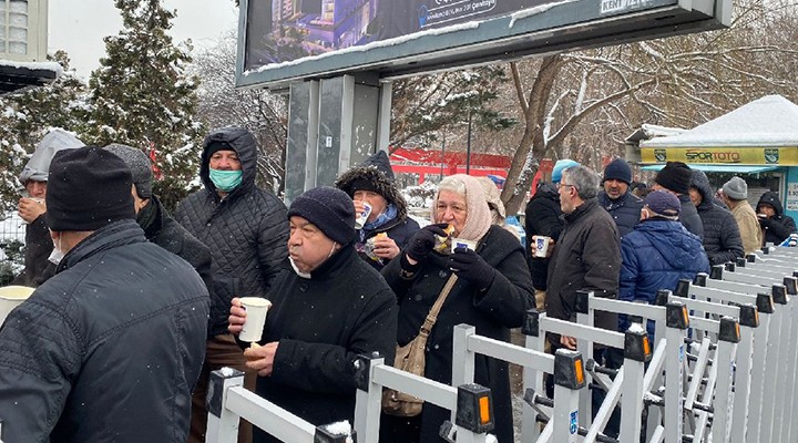 Emekliler buz gibi havada ucuz et kuyruğunda!