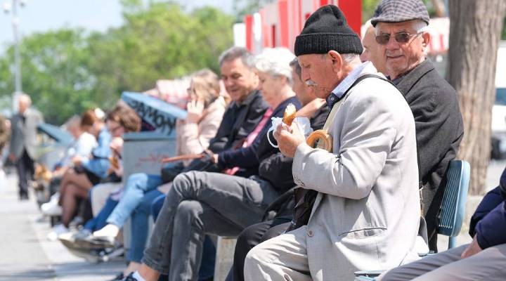 Emekliler ev kirasını bölüşmek için birlikte yaşıyor