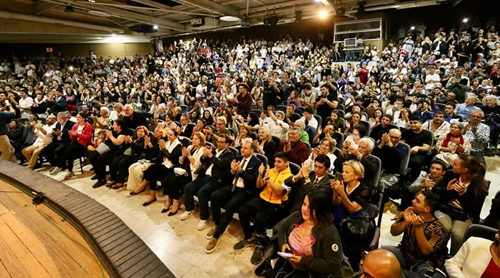 En güzel aşk şarkıları Karşıyaka’da söylenecek