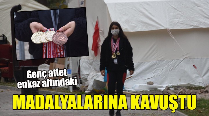 Enkaz altında kalan madalyalarına kavuştu