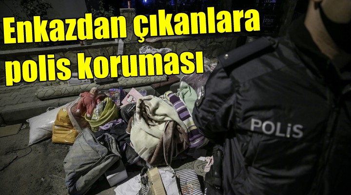 Enkazdan çıkarılan eşyaları polis koruyor!