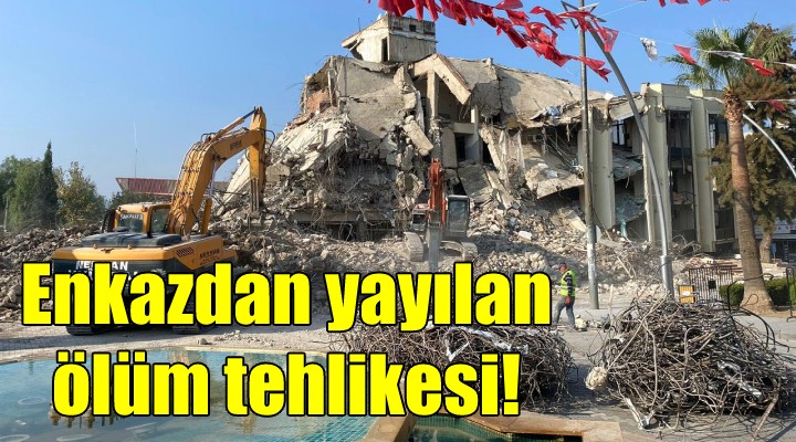 Enkazdan yayılan ölüm tehlikesi!