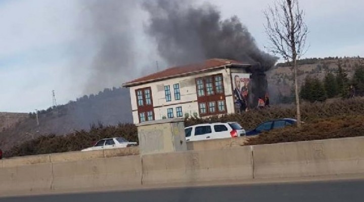 Erdoğan ın posterini yakan genç gözaltına alındı