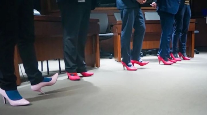 Erkek siyasetçiler pembe topuklu ayakkabı giydi!
