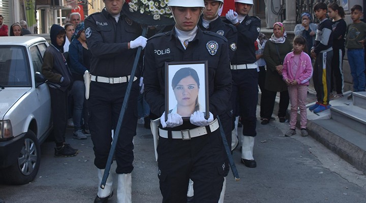 Eşi tarafından öldürülen polis ve annesi toprağa verildi