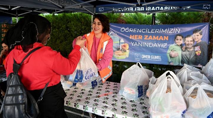 Eşit fırsat için büyük adım:Kuşadası nda beslenme çantalarını belediye dolduruyor 