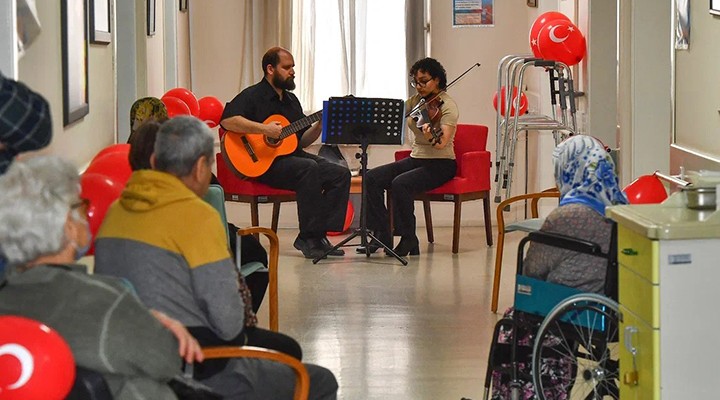 Eşrefpaşa Hastanesi’nin koridorları renklendi