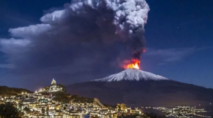 Etna Yanardağı nda patlama!