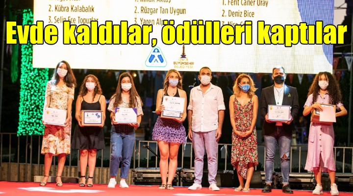 Evde kaldılar, ödülleri kaptılar