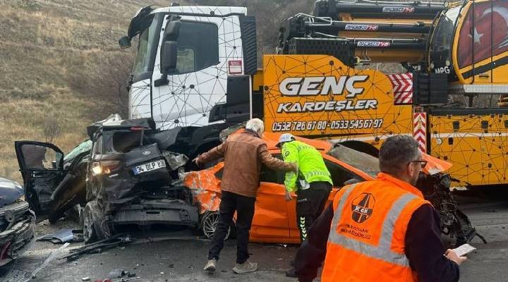 Feci kaza: Kontrolden çıkan vinç, 13 araca çarptı; 5 yaralı