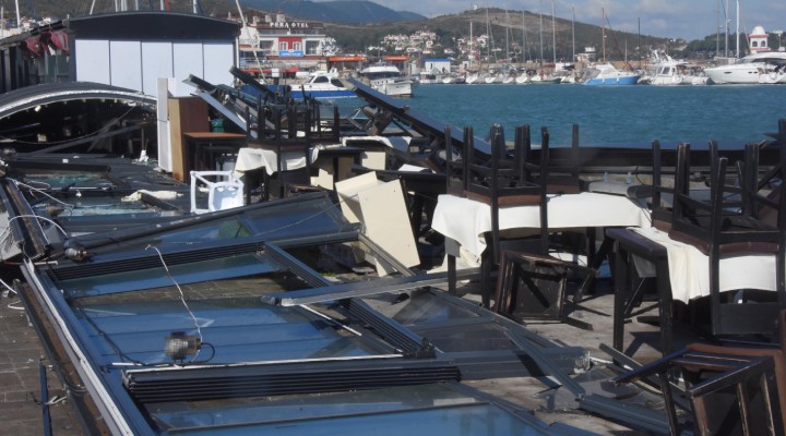 Fırtına bir restoranı harabeye çevirdi