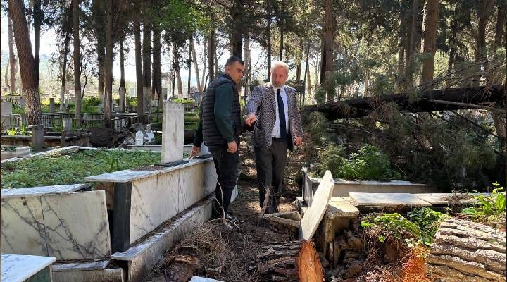 Fırtınadan etkilenen mezarlıklara hızlı müdahale