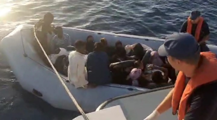 Foça açıklarında 19 kaçak göçmen yakalandı!