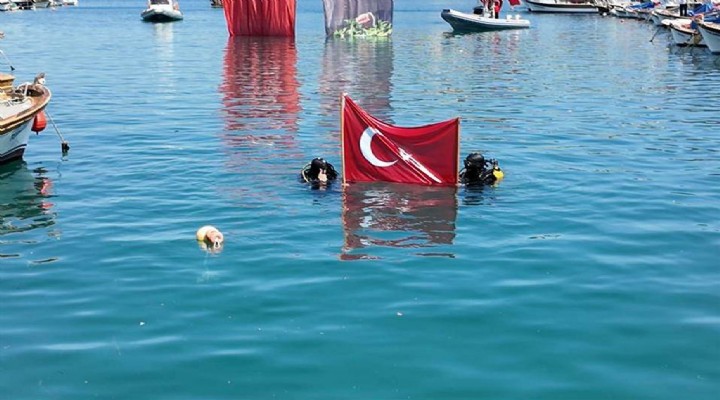 Foça da 19 Mayıs coşkusu; komandolar su altından Türk bayrağı getirdi