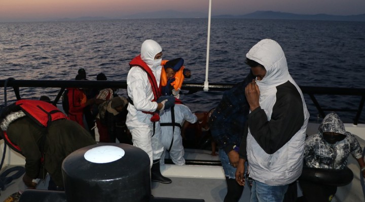 Foça da 32 kaçak göçmen kurtarıldı