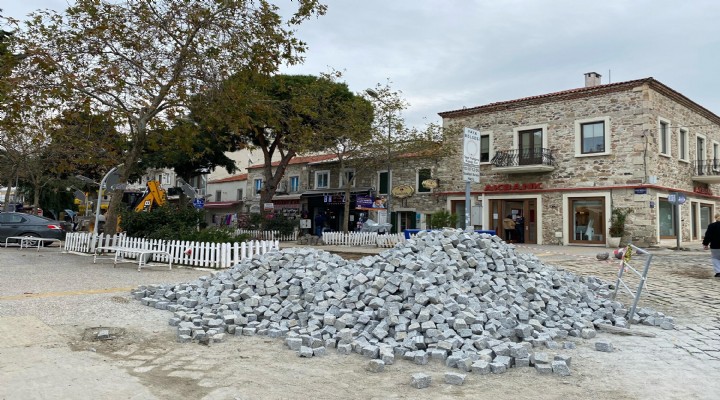 Foça da  kaldırım taşı  polemiği sürüyor