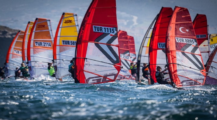 Foça da sörf rüzgarı milli forma için esti