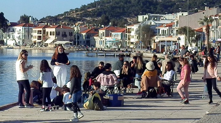 Foça da sosyal mesafe unutuldu, sahiller doldu