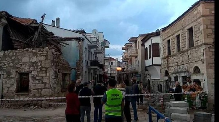 Foça da tehlike saçan binalar ekiplerce yıkıldı