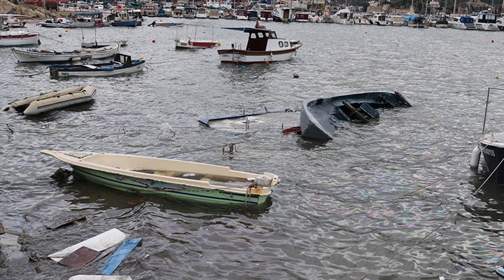 Foça da tekneler battı