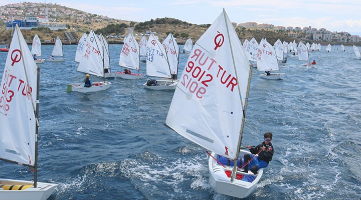 Foça yelken yarışlarıyla şenlendi