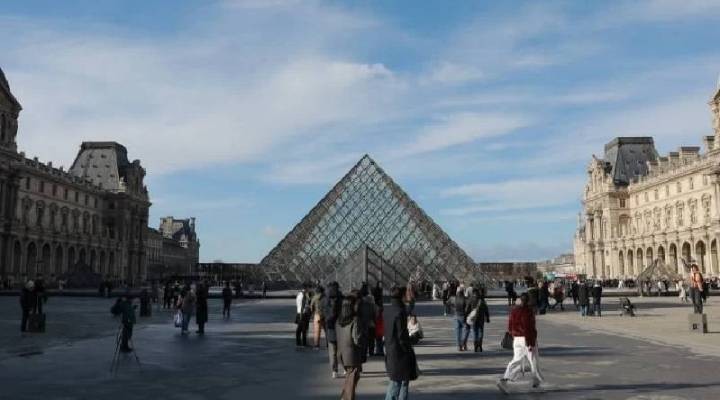 Fransa da Louvre Müzesi 7 dakikada soyuldu