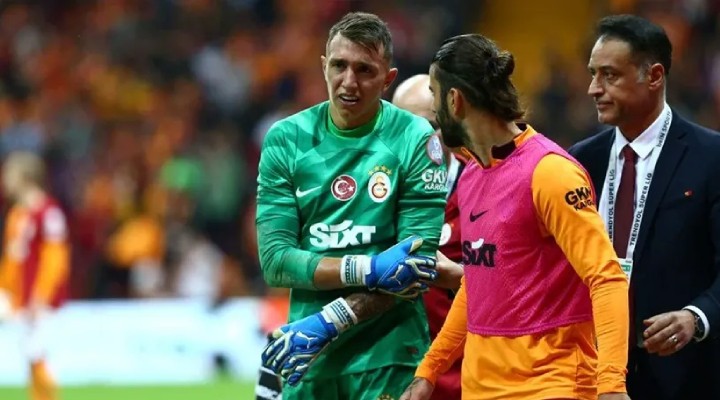 Galatasaray da Muslera depremi: Darbeye bağlı çıkık!