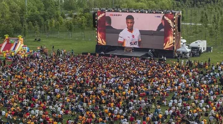 Galatasaray taraftarı yağmura rağmen Yenikapı ya akın etti