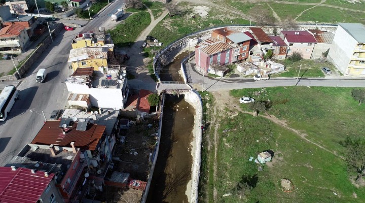 Gaziemirliler tedirgin: Beton köprü tehlike saçıyor!